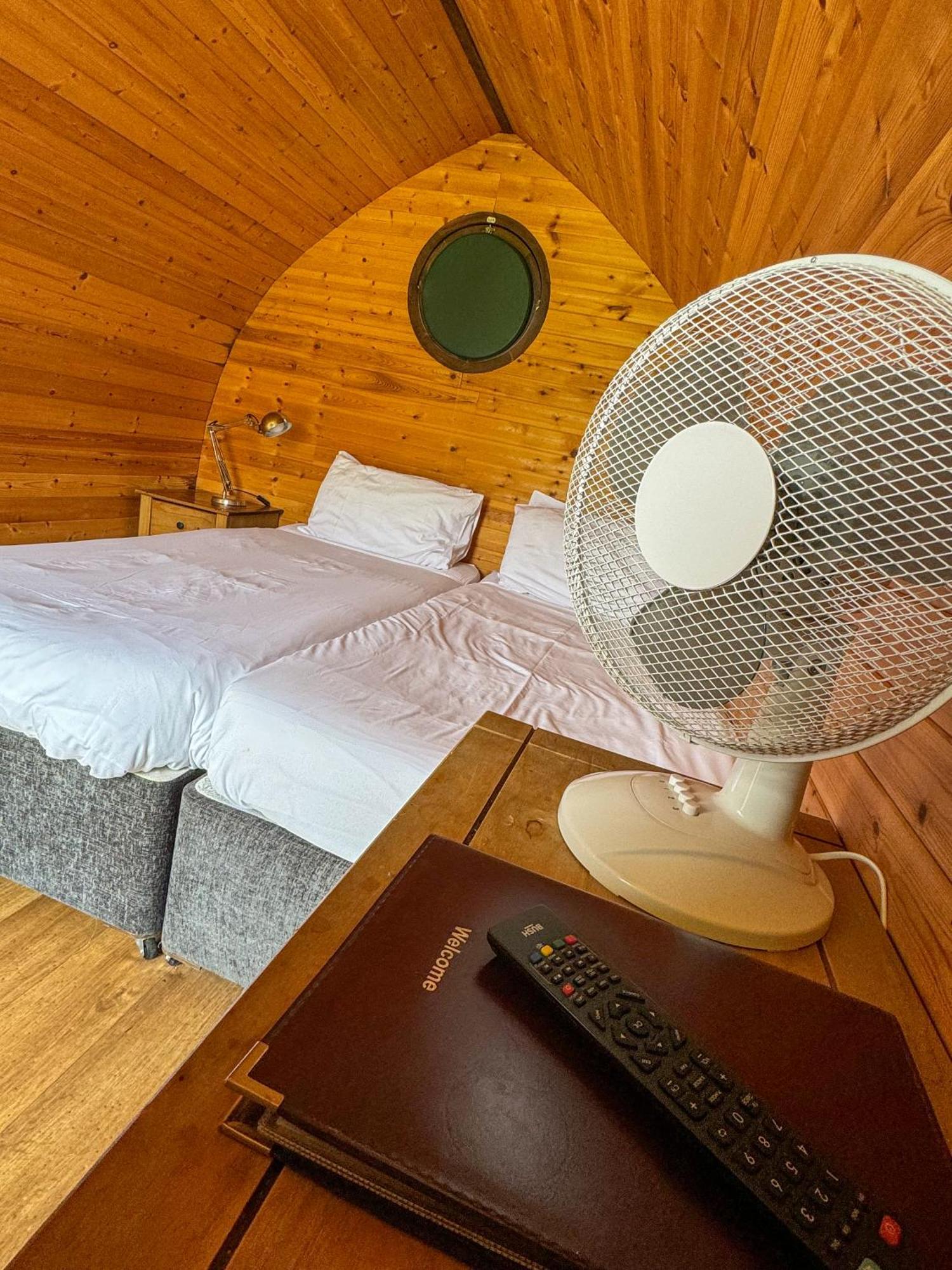 Rodway Hill Golf & Eco Pod Hotel กลอสเตอร์ ภายนอก รูปภาพ